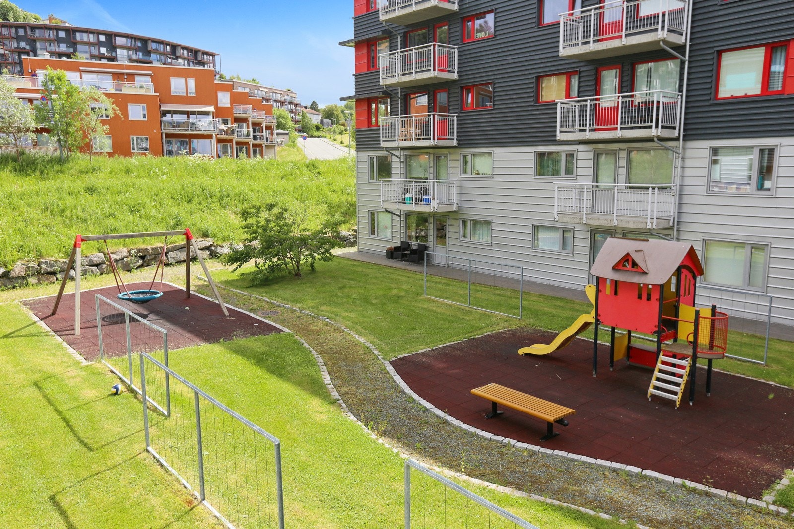 Borettslaget har flotte uteområder med grillplass, sittegrupper og lekeplass. Galleribilde