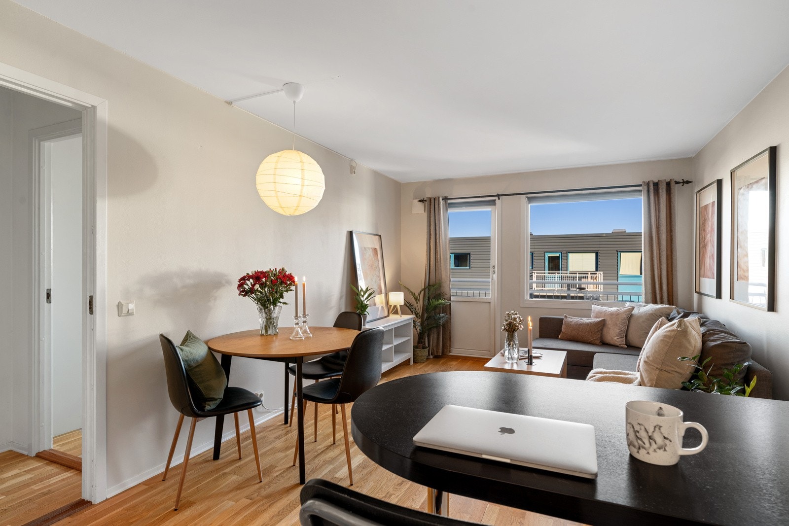 Størrelsen på stuen gir god plass til sofa, mediemøblement og spisebord. Galleribilde