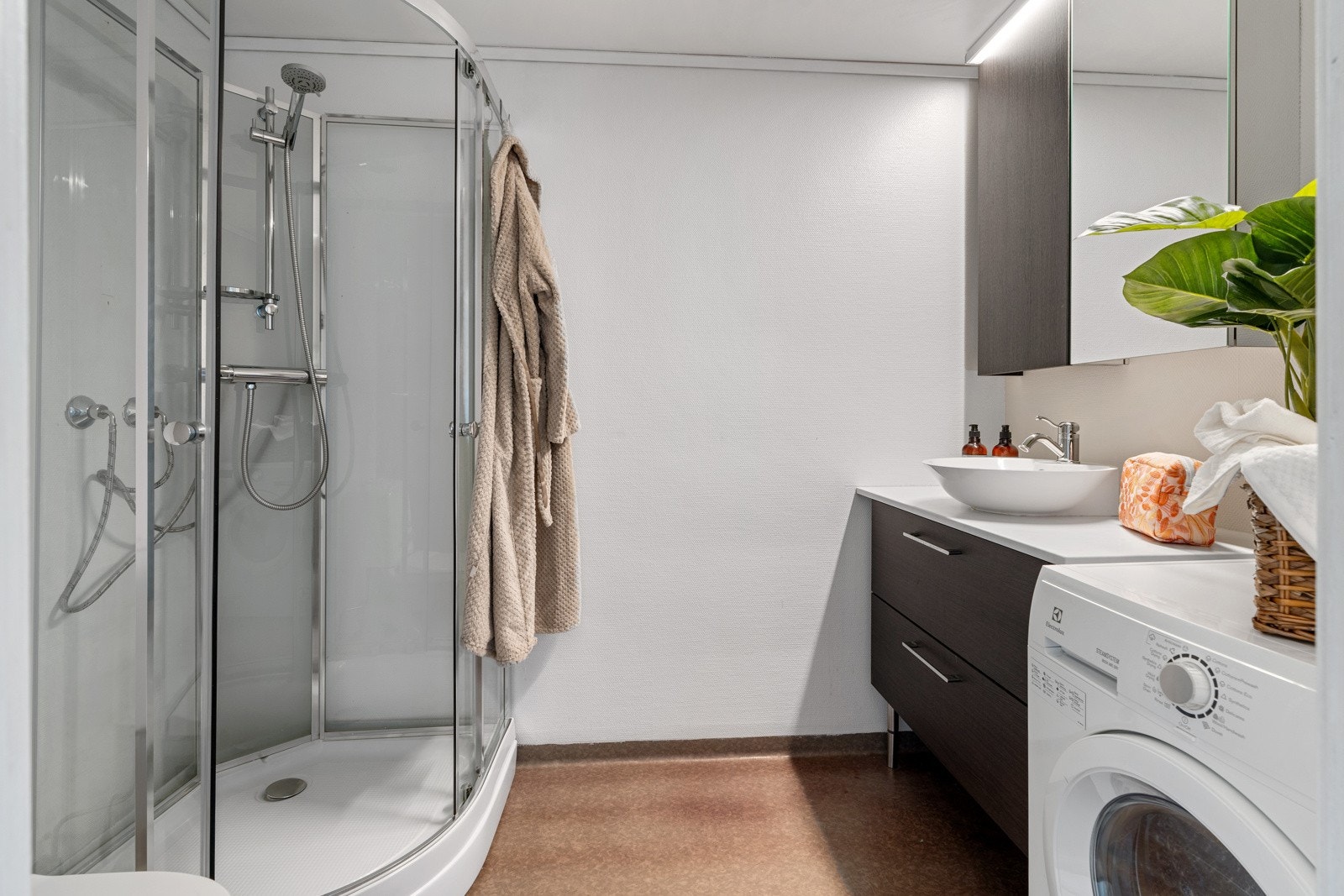 Lyst baderom med varmekabler i gulv og dusjkabinett. Galleribilde