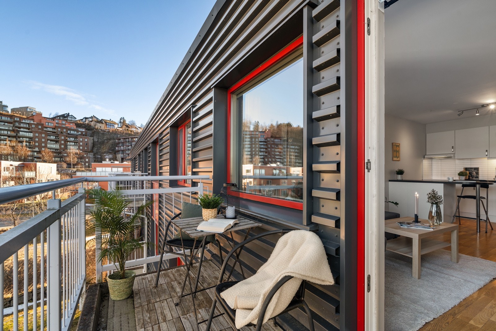 Balkong på ca 5 kvm. har plass til utemøblement. Her har man morgensolen, flotte solnedganger og nydelig utsikt. Galleribilde