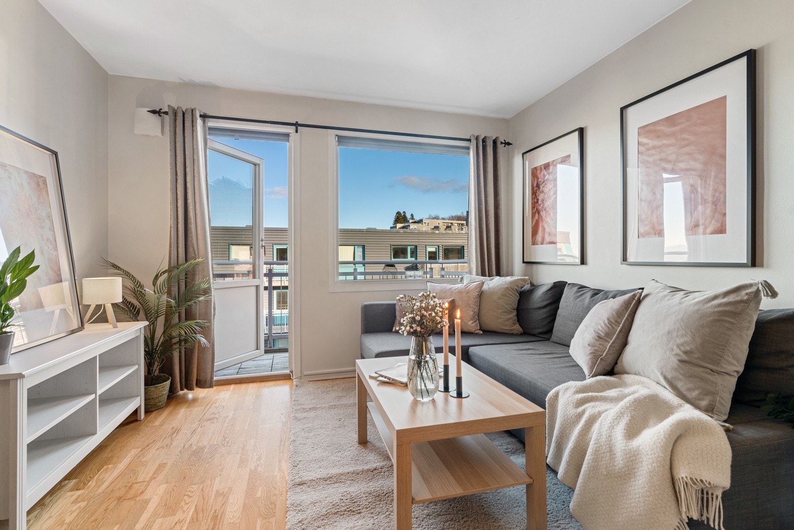 Store vindusflater gir godt med naturlig dagslys inn i leiligheten. Galleribilde