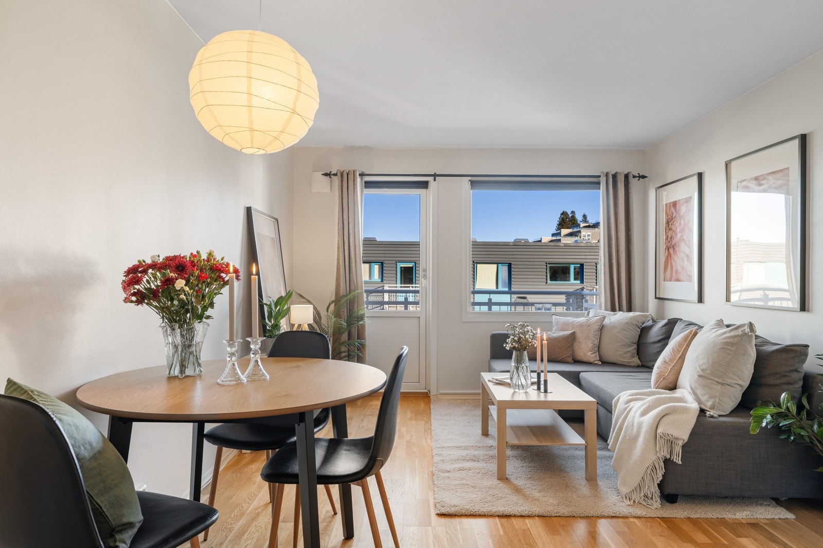 Spisebordet ligger praktisk plassert mellom stuen og kjøkkenet. Her kan man samle familie og venner til hyggelige stunder. Galleribilde