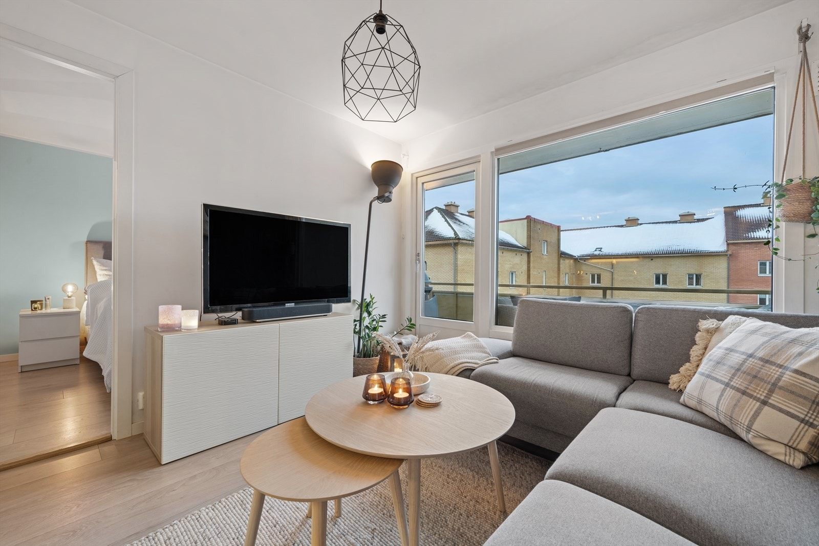 Dette er en lys og pen 2-roms selveierleilighet, sentralt og attraktivt beliggende på Tøyen/Grønland. Galleribilde