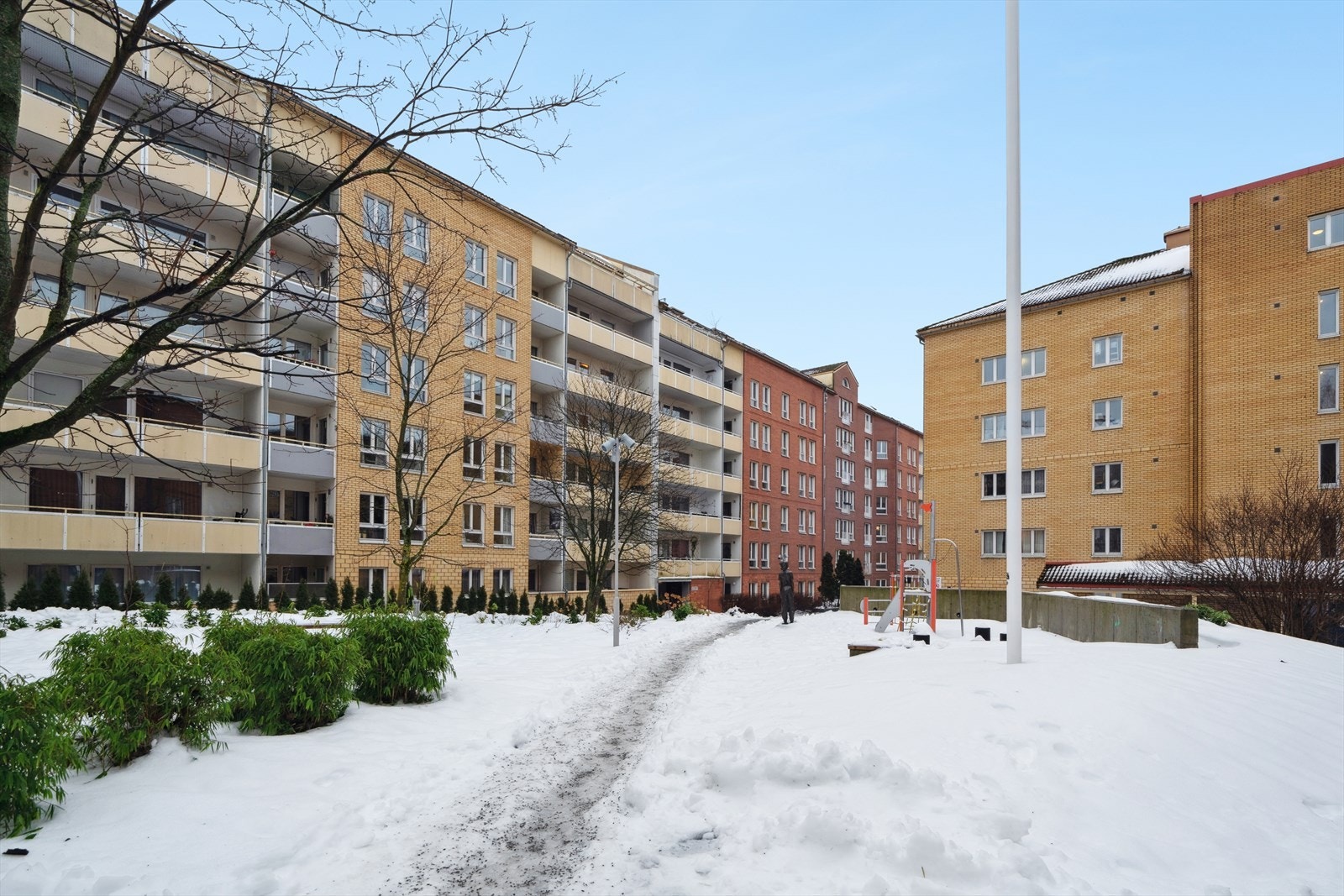Sameiets fellesområder er pent opparbeidet med blant annet gressplen, variert beplantning, sittegrupper, lekestativ og sykkelstativ. Galleribilde