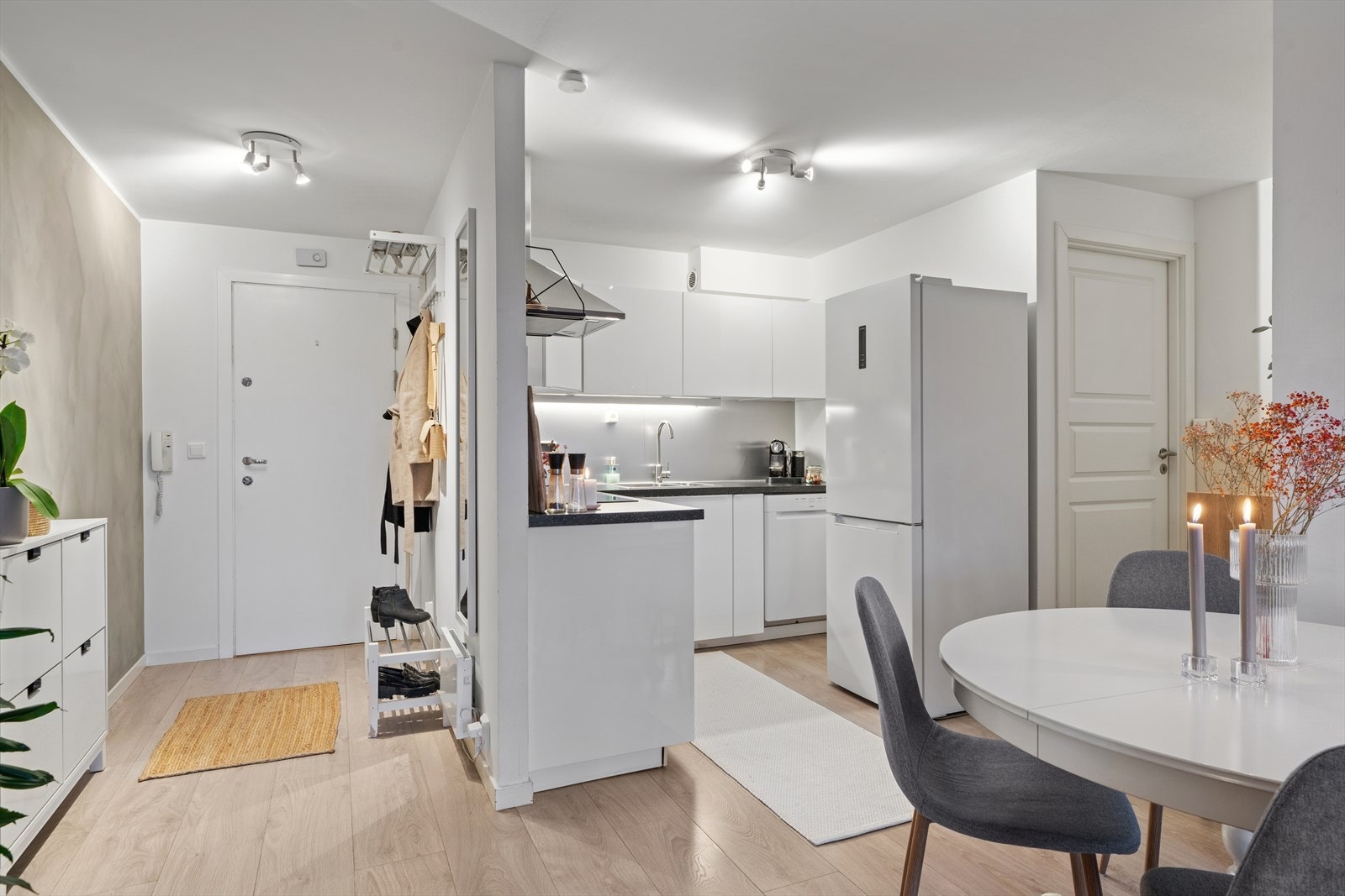 Kjøkkenet har en tidløs innredning fra Ikea med slette, folierte fronter i høyglanset utførelse. Galleribilde