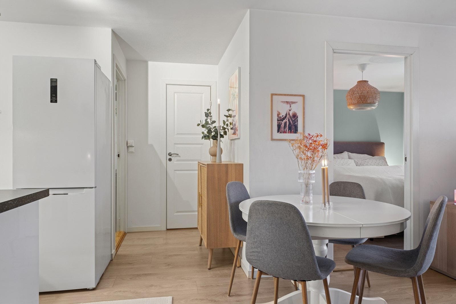 Oppholdsrommets utforming gir mulighet for et spisebord med plass til gjester. Galleribilde