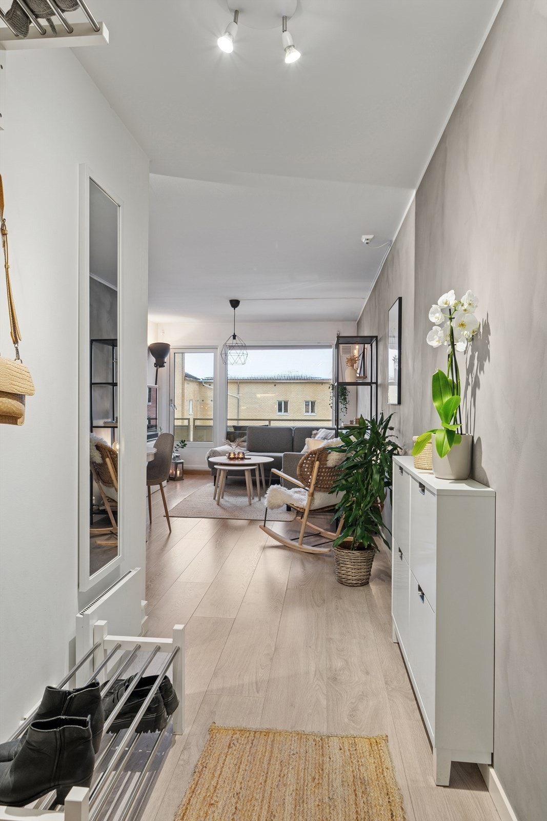 Trivelig entré med plass til å henge fra seg yttertøy og sette fra seg sko. Galleribilde