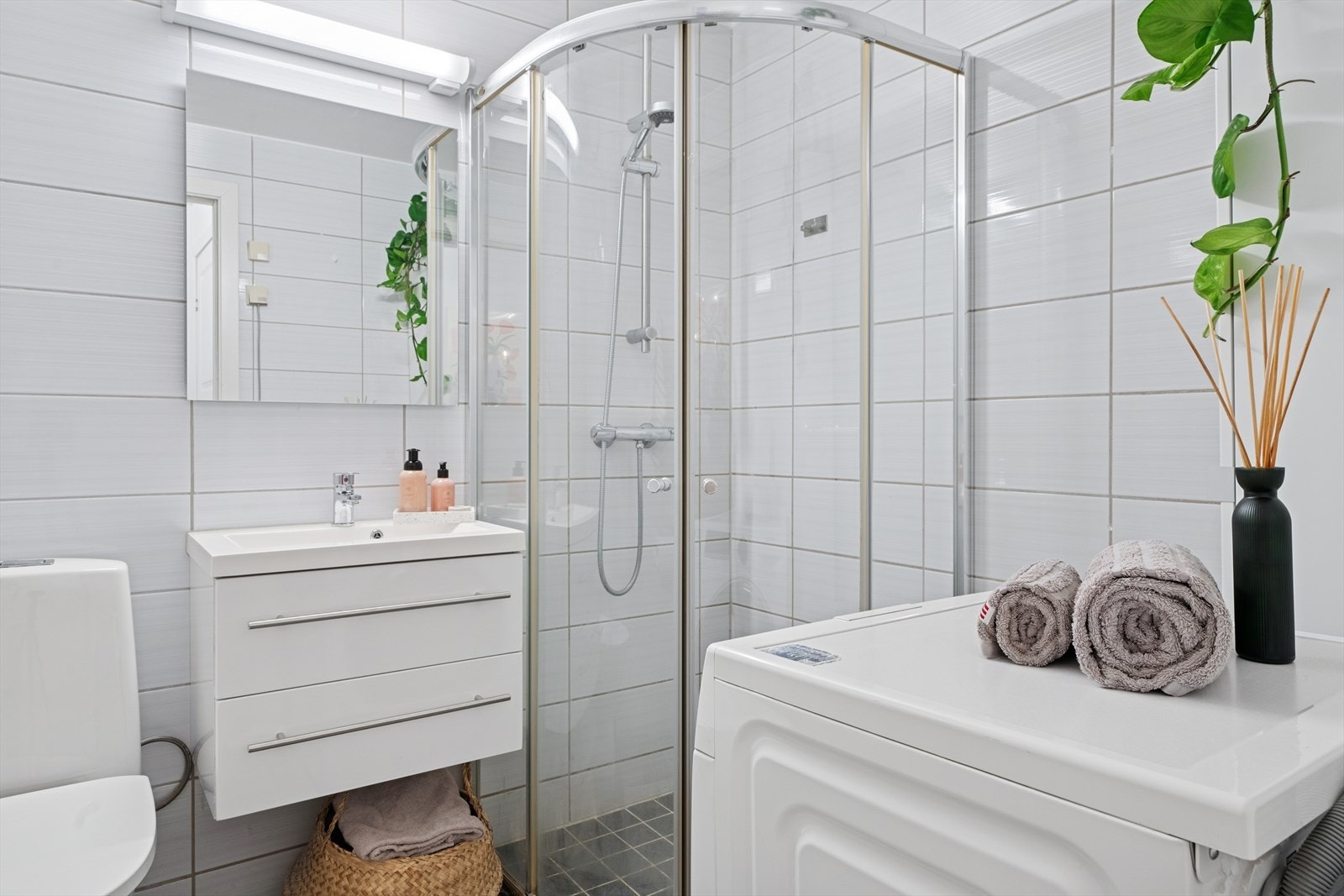 Flislagt baderom med varme i gulvet og opplegg for vaskemaskin. Det bemerkes at badet har blitt etablert i opprinnelig bod. Omgjøringen er søknadspliktig, se pkt. "ferdigattest" i salgsoppgaven. Galleribilde