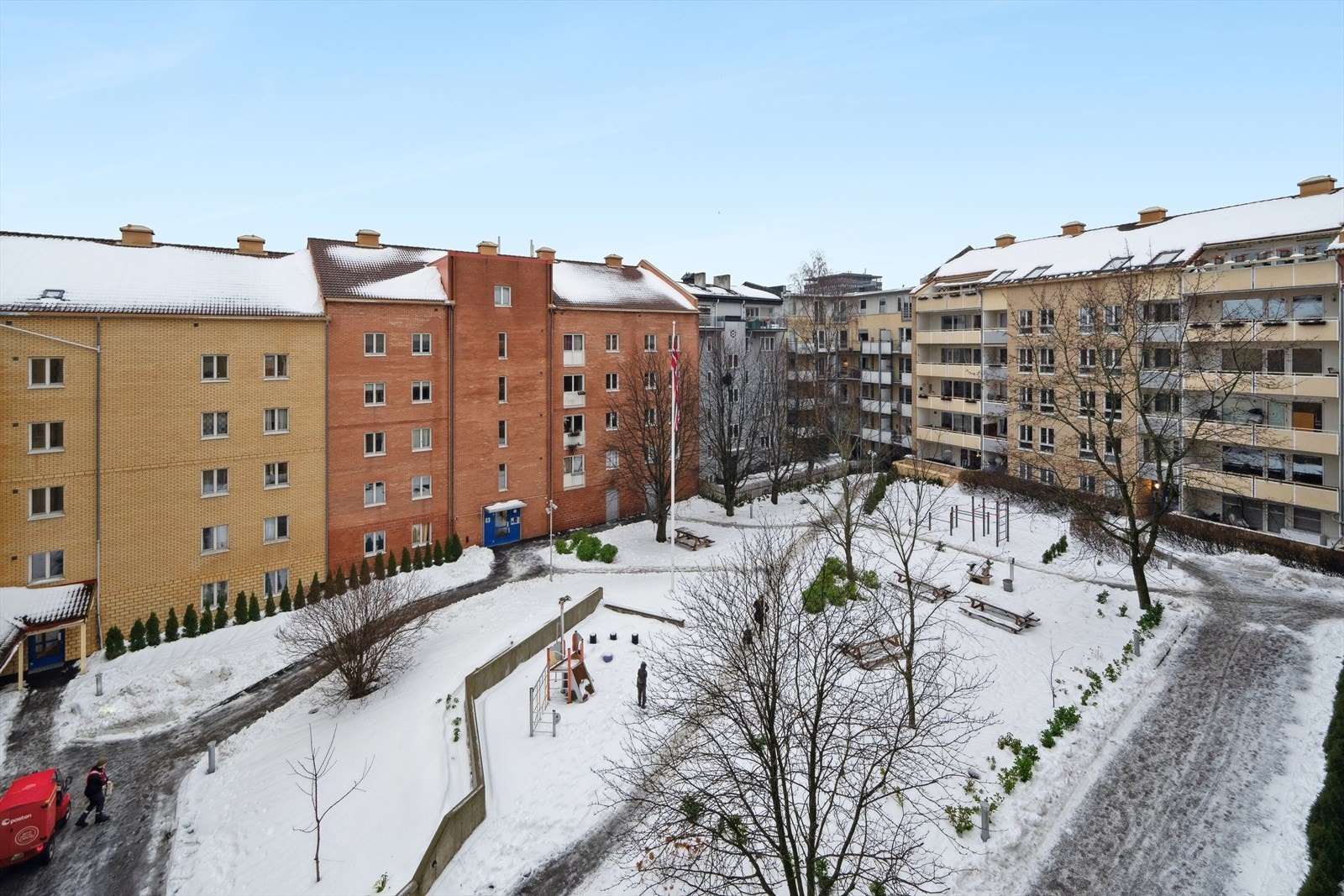 Balkongen vender ut mot et pent opparbeidet gårdsrom som ble oppgradert av sameiet i 2021. Galleribilde