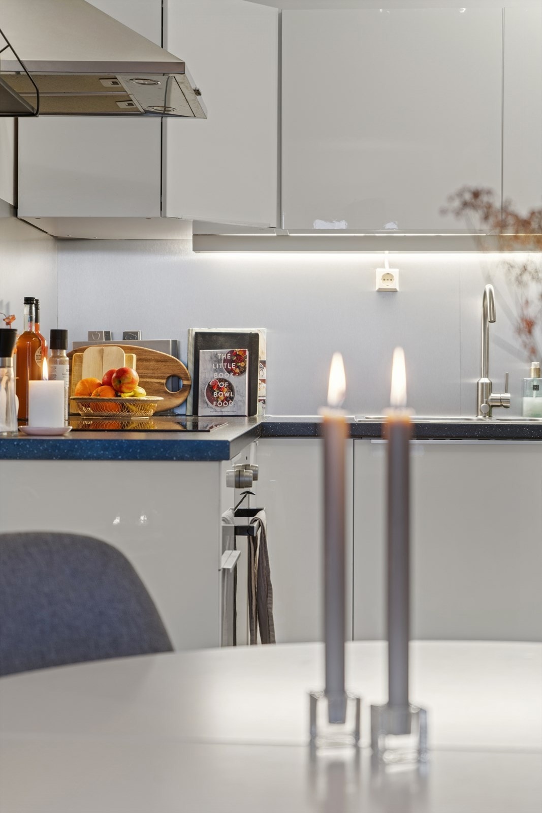 Med stue og kjøkken i ett blir det gøy å kokkelere til det inviterte selskapet. Galleribilde