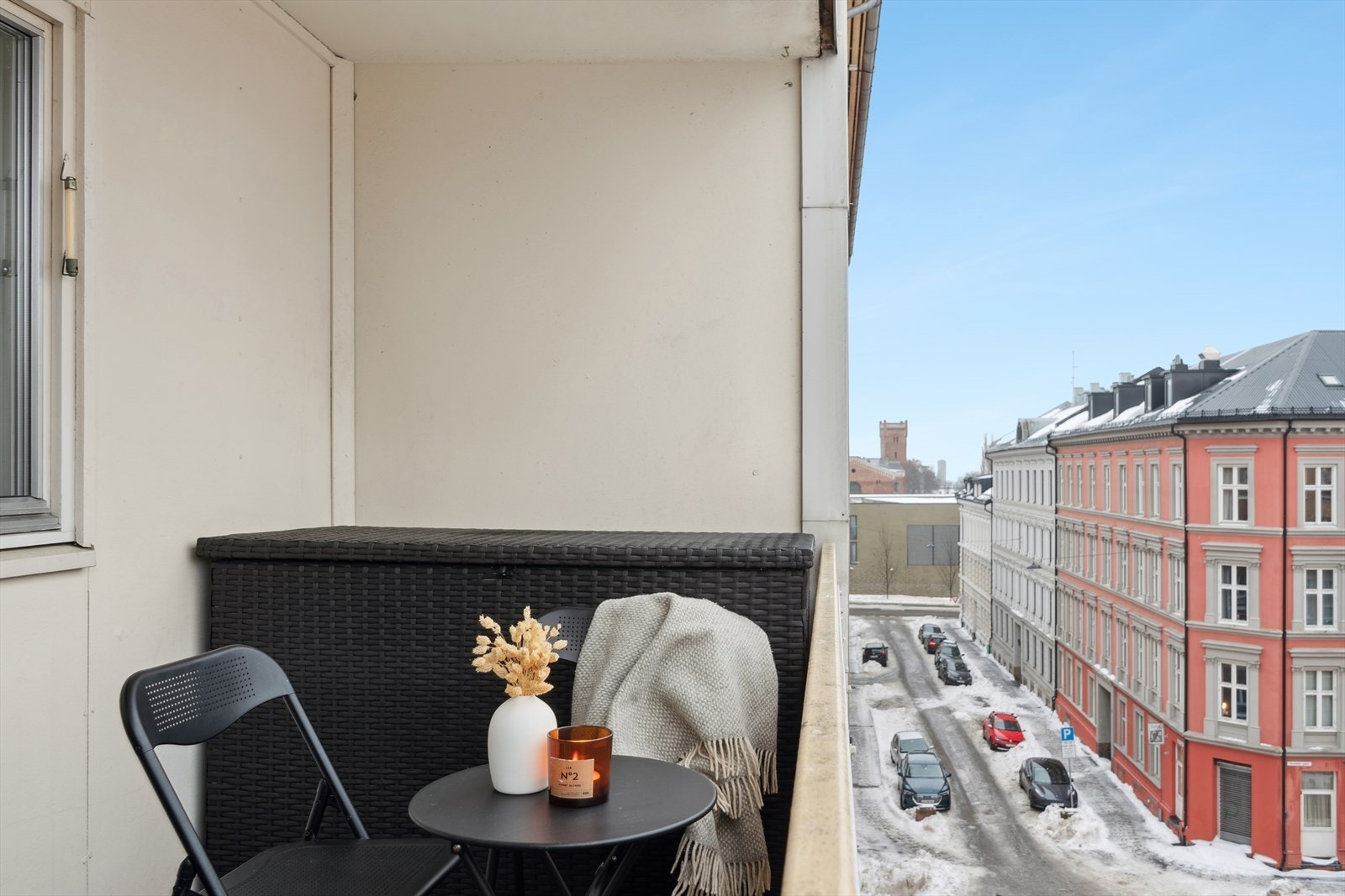 Den nordvestvendte balkongen på ca. 9 m² er overbygd og har plass til ønsket balkongmøblement. Galleribilde