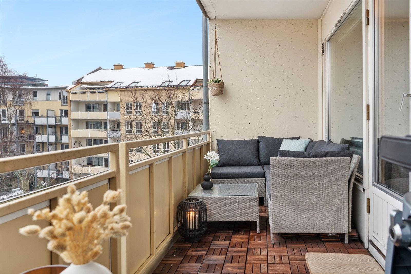 Leiligheten ligger i byggets 5. etasje og har utgang til en trivelig balkong. Galleribilde