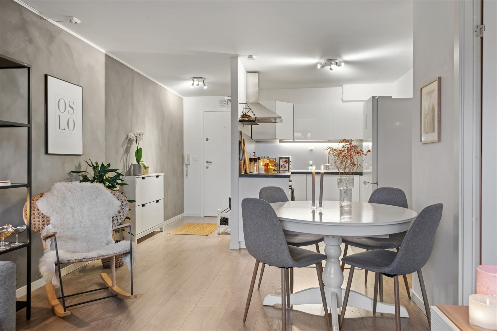 Leiligheten har en åpen og sosial stue- og kjøkkenløsning. Galleribilde