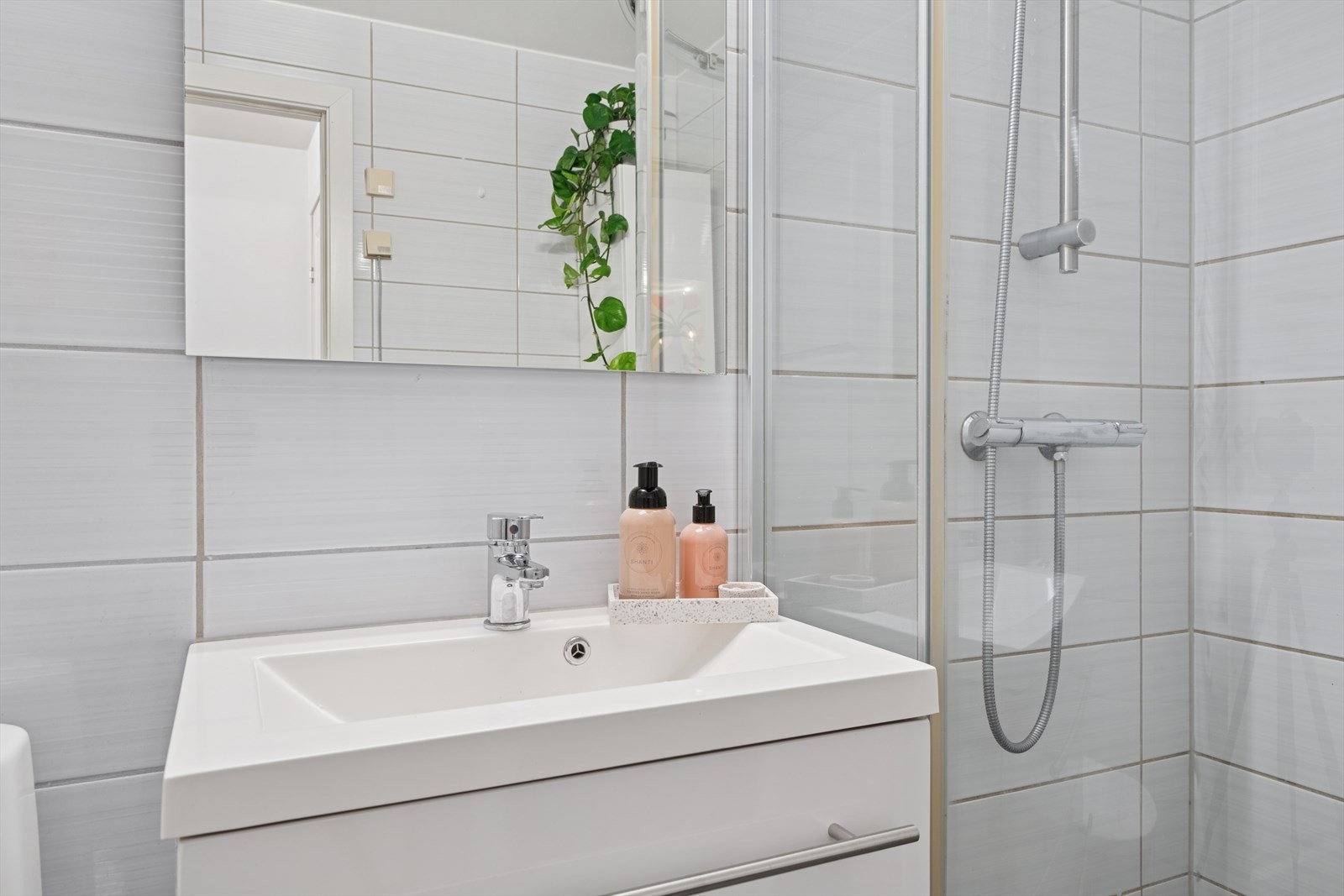 Det bemerkes at badet har blitt etablert i opprinnelig bod. Omgjøringen er søknadspliktig, se pkt. "ferdigattest" i salgsoppgaven. Galleribilde