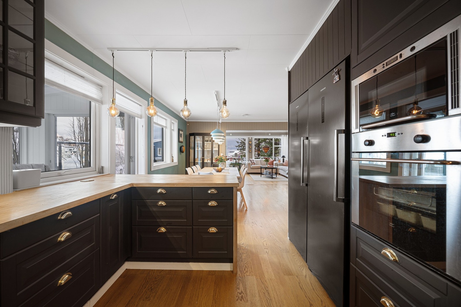 Fra kjøkken er det åpent og luftig med utsikt Galleribilde