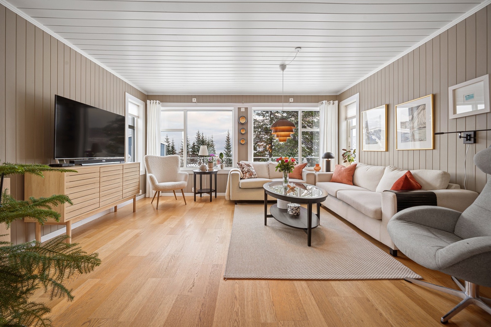 Stuen deler seg i flere soner med gode møbleringsmuligheter Galleribilde