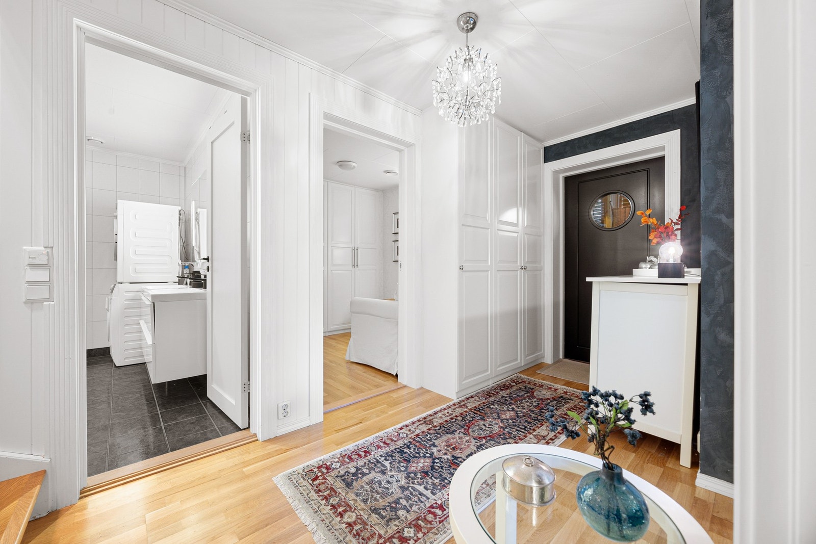 I underetasje er det god lagringsplass i bod og skap Galleribilde