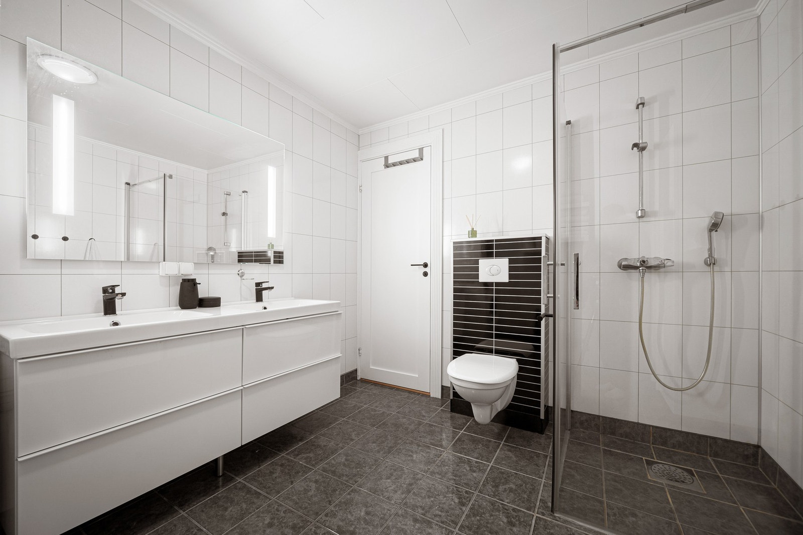 I underetasjen finner vi hovedbadet Galleribilde