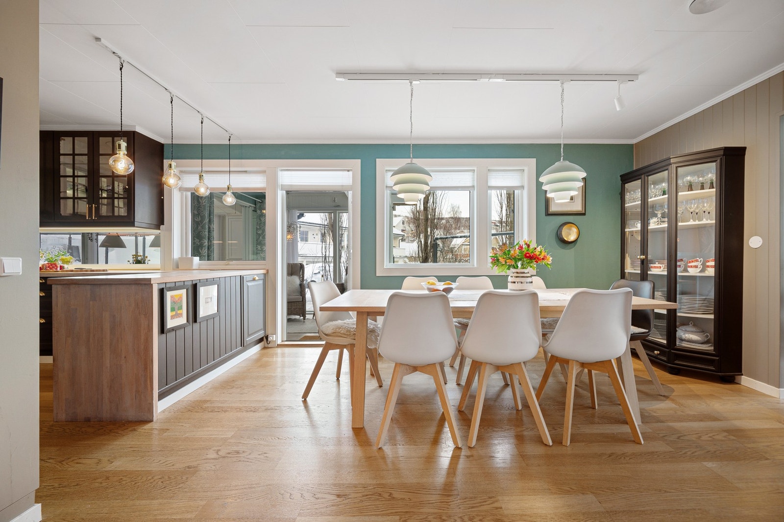 fra kjøkkenet er det serveringsbenk - Smart løsning mot spisestuen Galleribilde