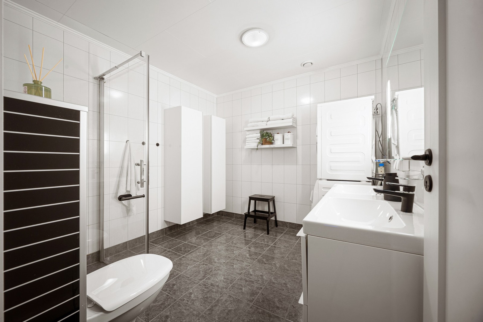 Romslig og fliser på gulv med varme. Baderomsinnredning, toalett, dusjhjørne og opplegg vask/tørk Galleribilde