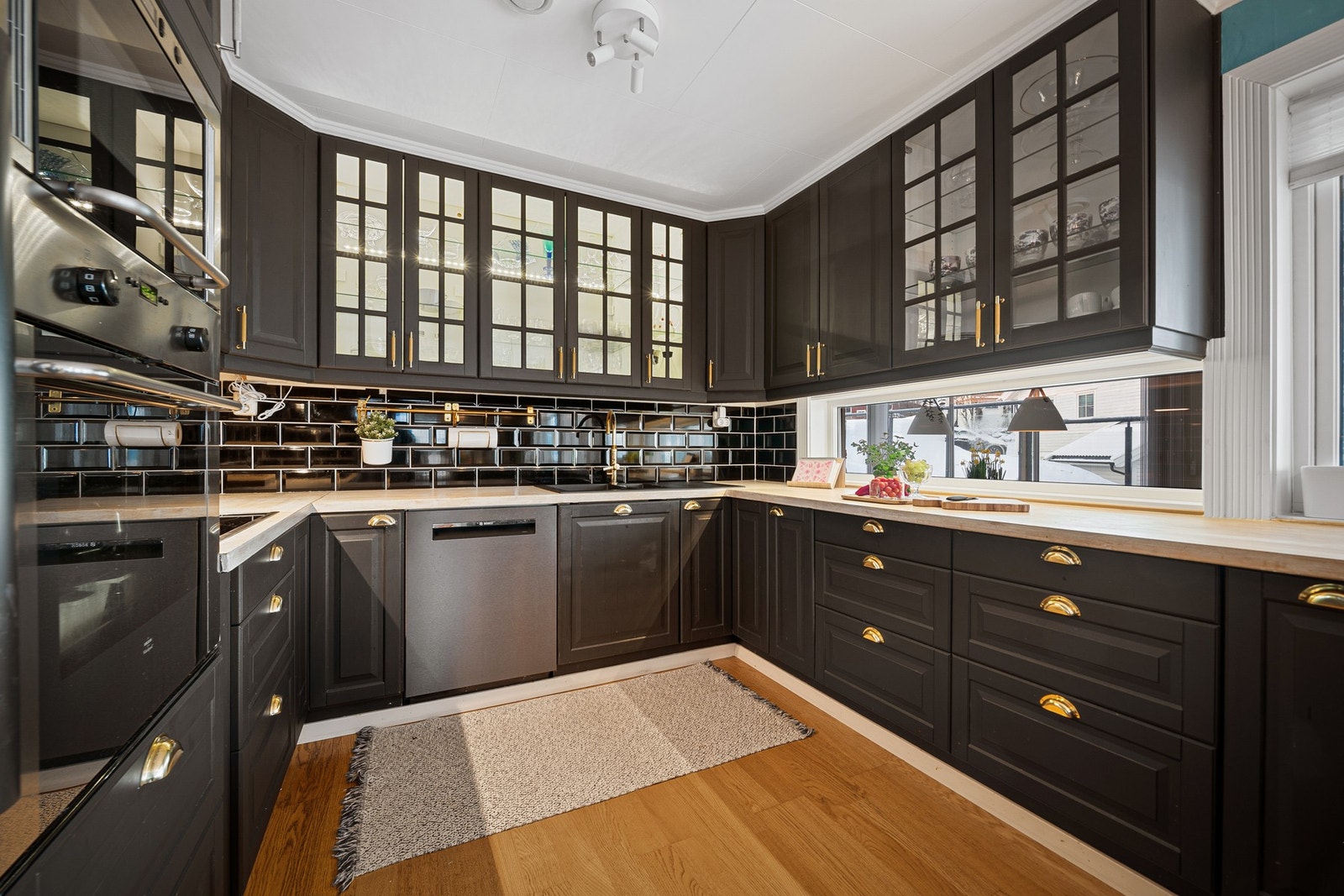 Pent og praktisk kjøkken med lekre detaljer Galleribilde