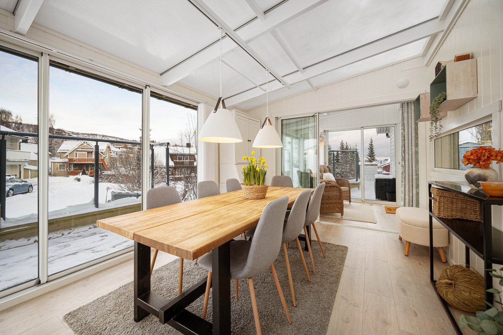 Ut fra spisestue er det en stor vinterhage - Inviter gjerne venner og familie til hyggelige stunder her Galleribilde