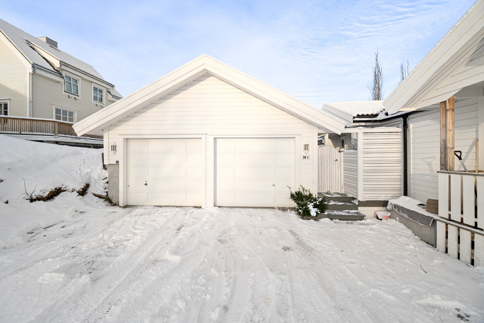 Felles garasje hvor denne har plassen til høyre Galleribilde