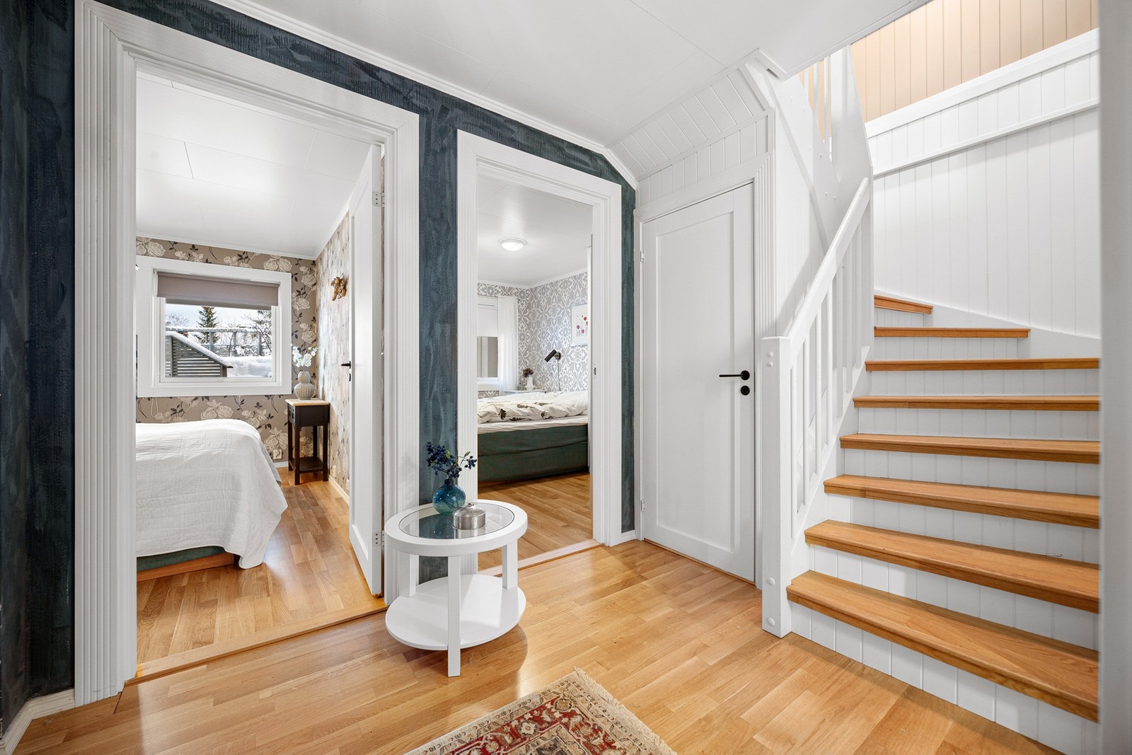 Gang underetasje med lagring under trapp Galleribilde