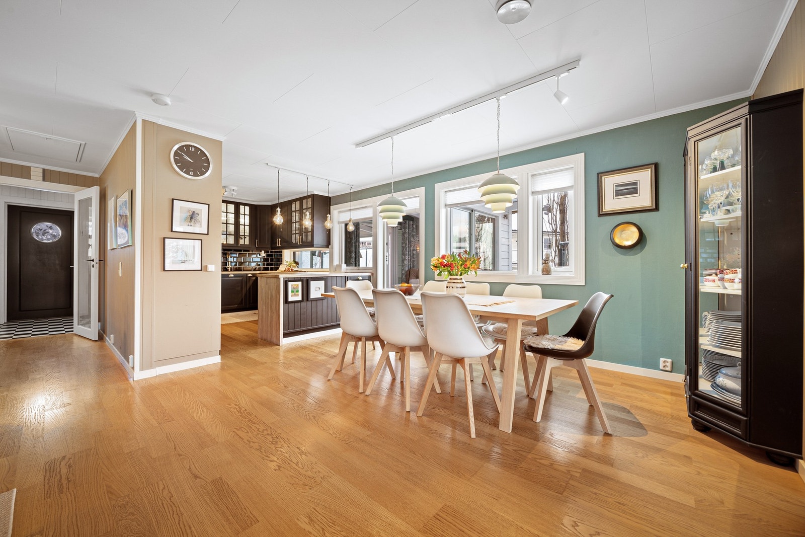 Spisestuen er nærmest kjøkkenet og gir plass til ønsket spisebord Galleribilde