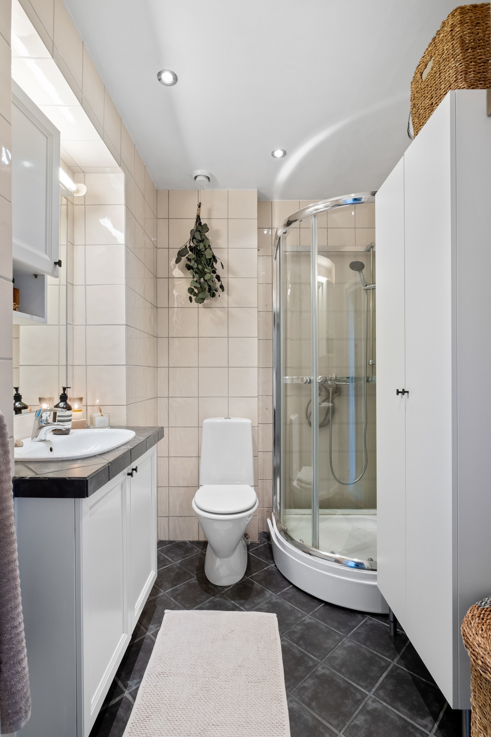 Gulvvarme på badet gir god varme i rommet, samtidig som man får et behagelig gulv å trå på. Galleribilde