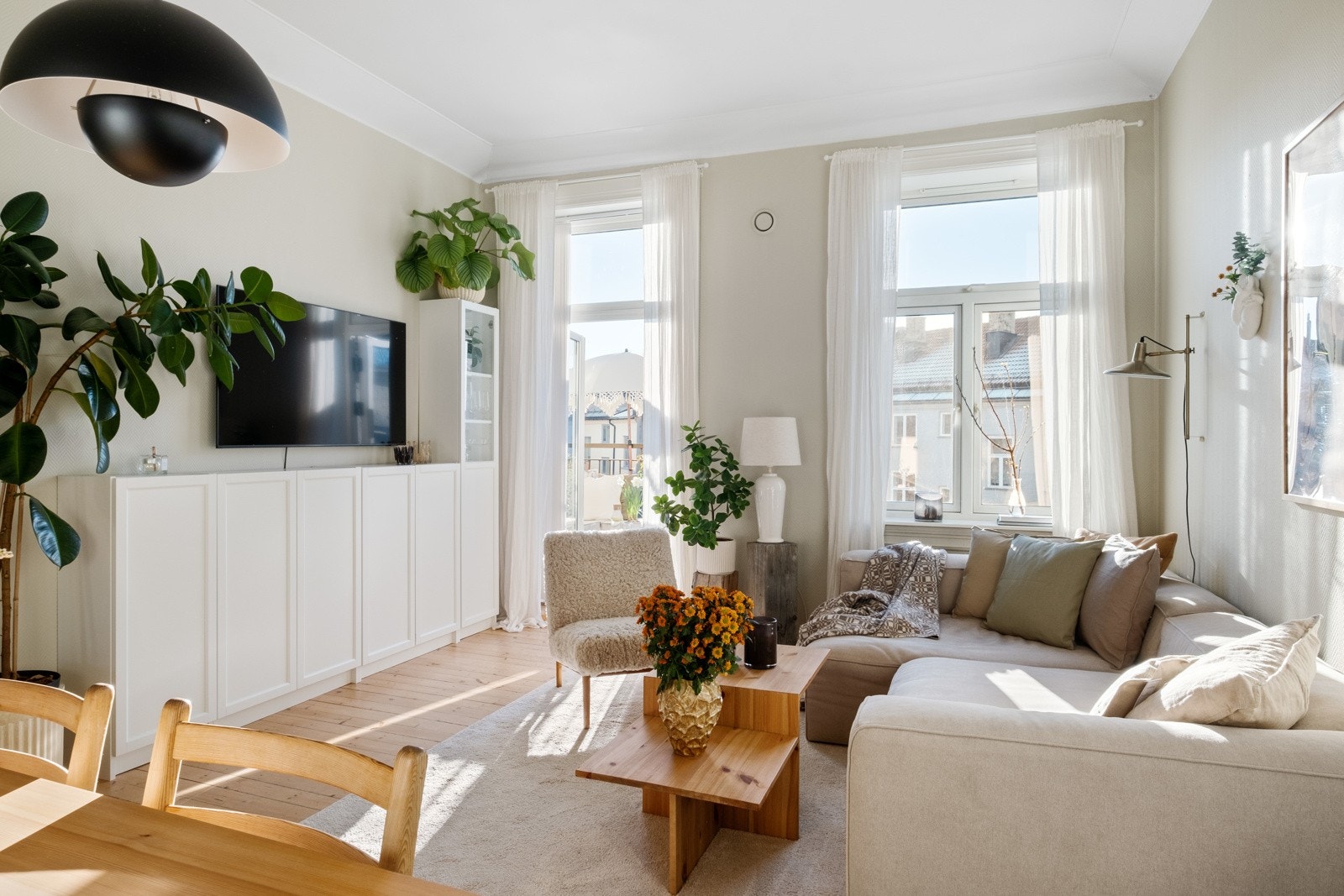 Stuen har plass til en romslig sittegruppe, i tillegg til spisebord. Galleribilde