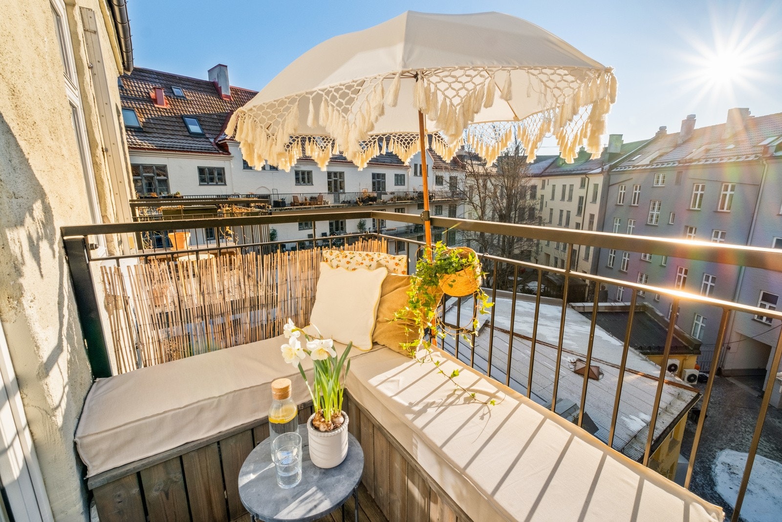 Utenfor stuen er det balkong som vender mot gårdsrommet. Galleribilde