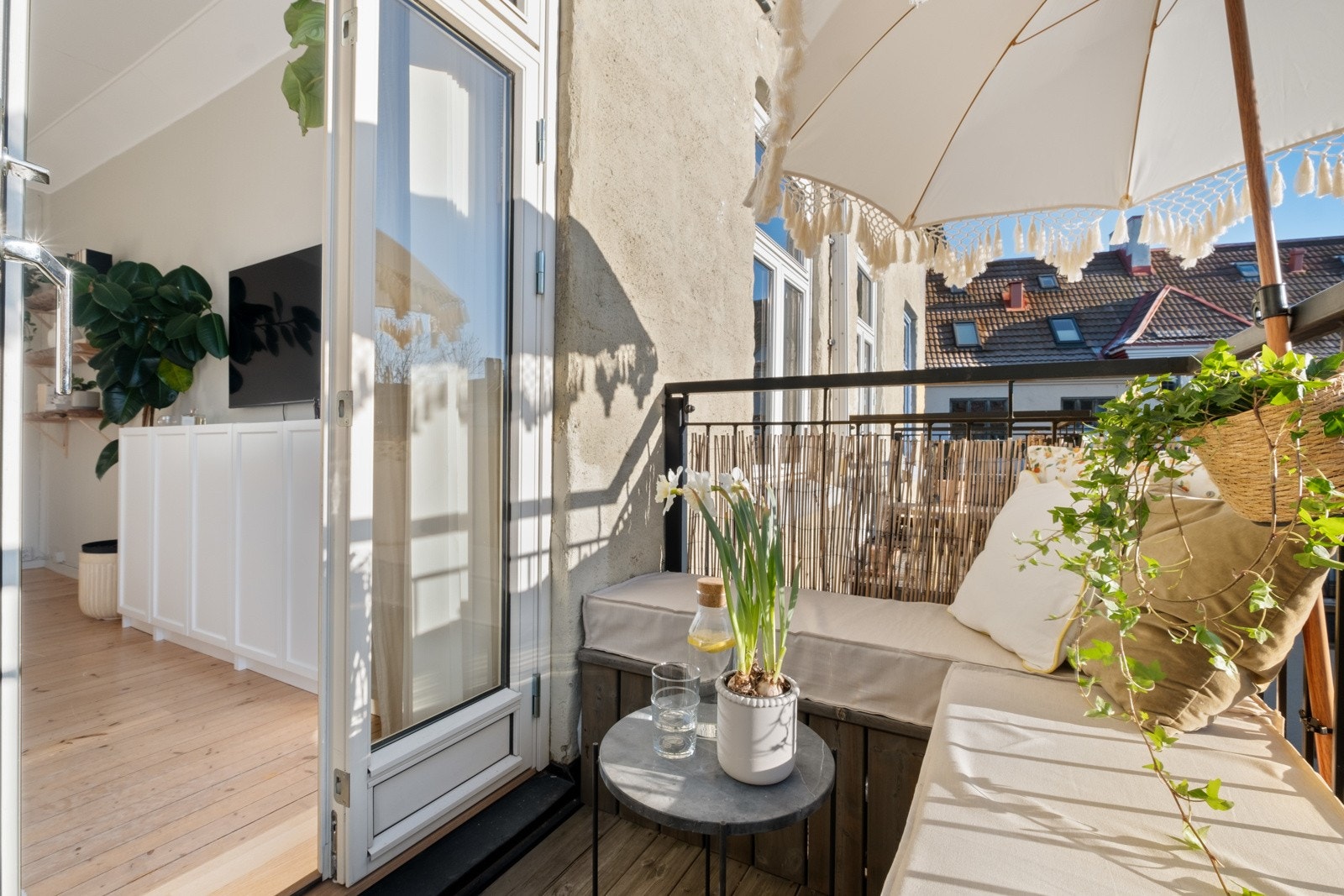 Selv om leiligheten ligger skjermet til, så er det umiddelbar adkomst til et yrende byliv. Galleribilde