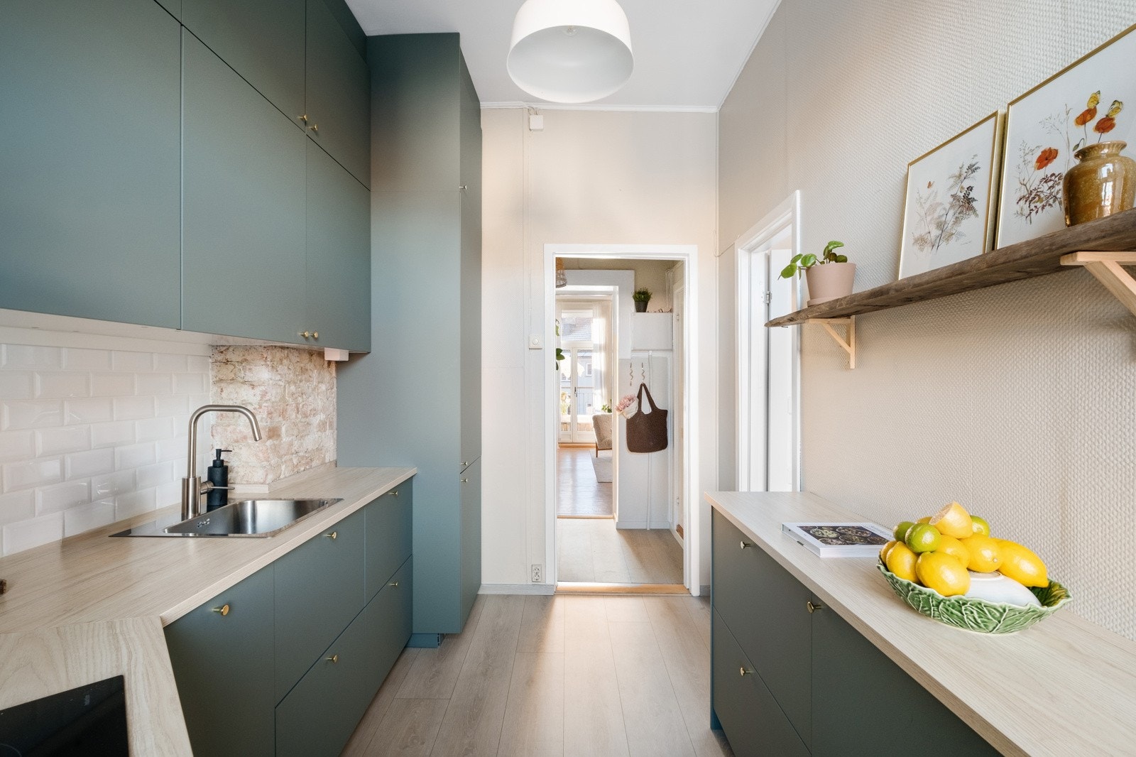 Kjøkkenet har integrerte hvitevarer. Galleribilde