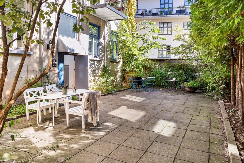 Det er en helt særegen stemning i det skjermede gårdsrommet. Galleribilde