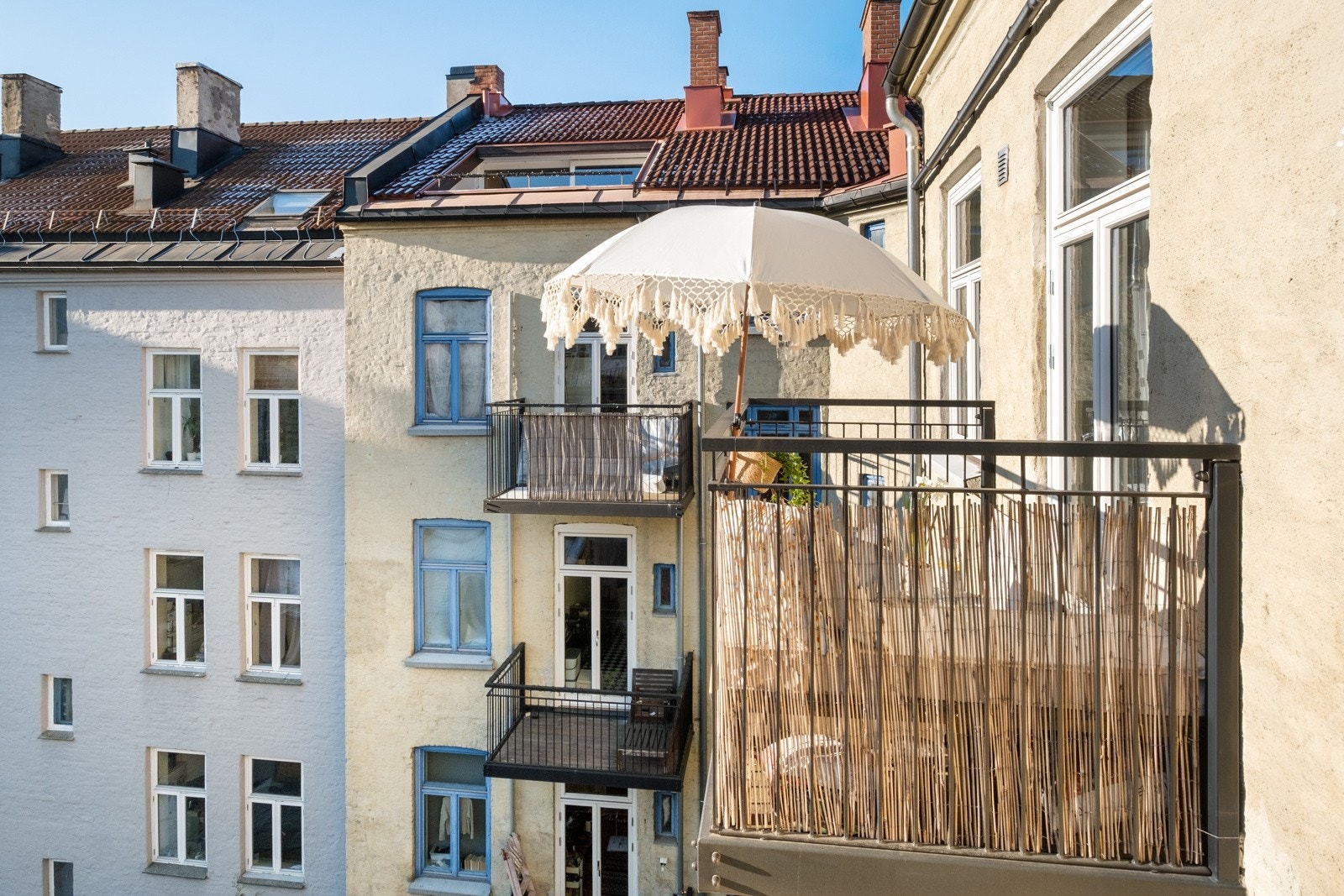 Leiligheten ligger skjermet til i en frittstående bakgårdsbygning. Galleribilde