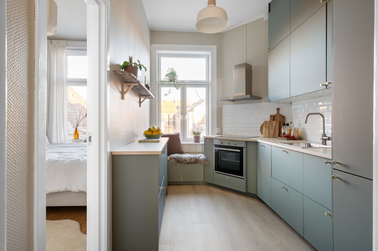 Det velutstyrte kjøkkenet har innredning fra Ikea. Galleribilde