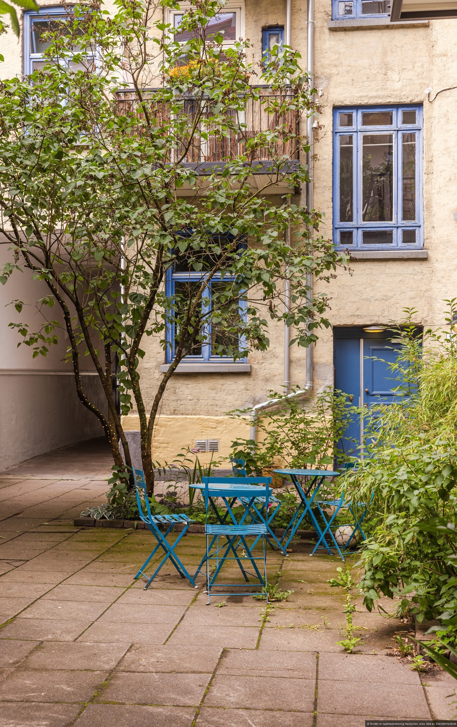 Utenfor bygningen er det et nydelig gårdsrom. Galleribilde