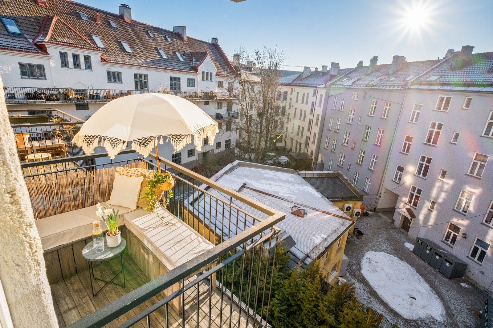 Balkongen legger til rette for et godt "uteliv" i den varme årstiden. Galleribilde