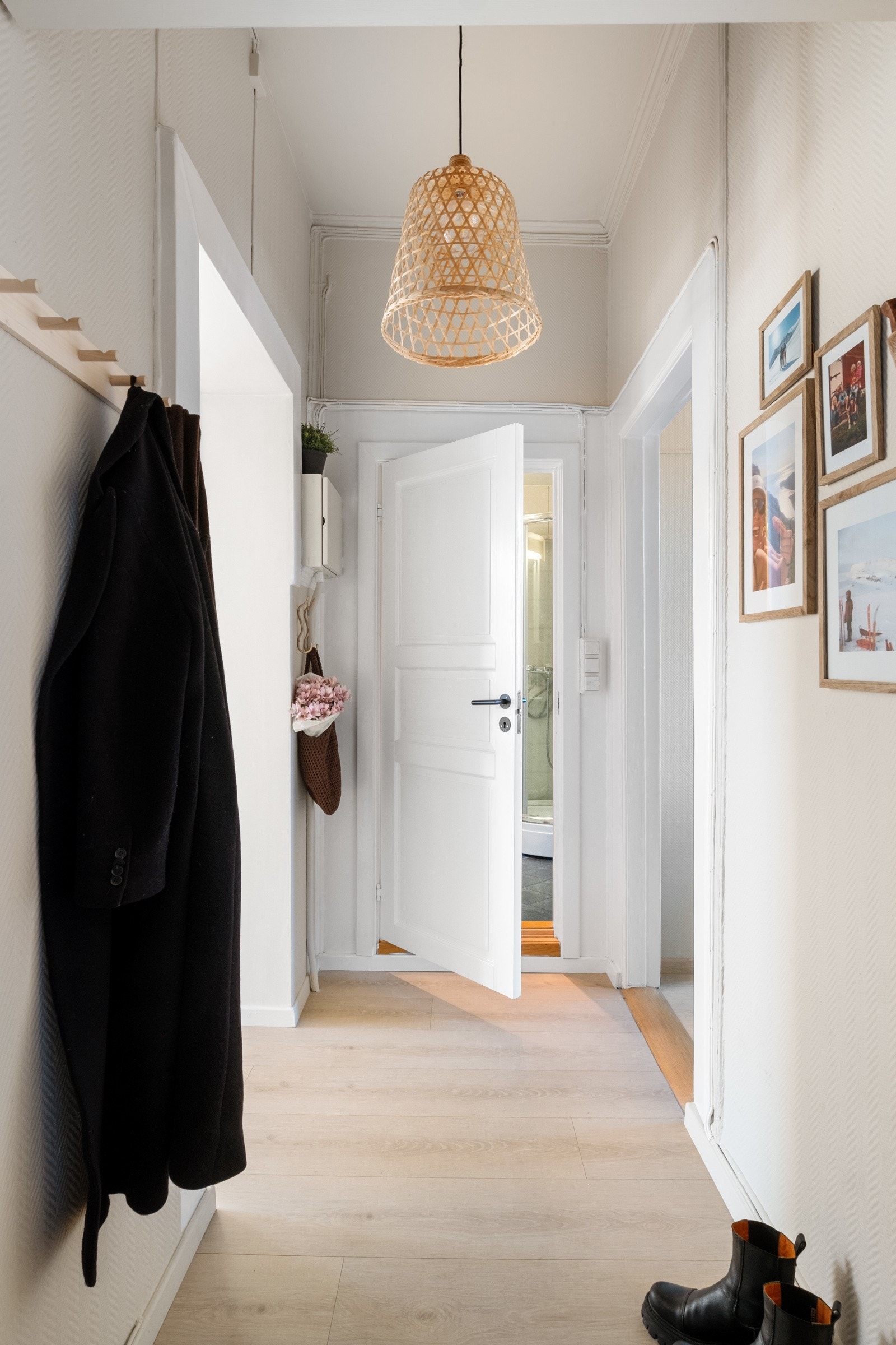 Entréen har plass til oppheng av klær og plassering av sko. Galleribilde