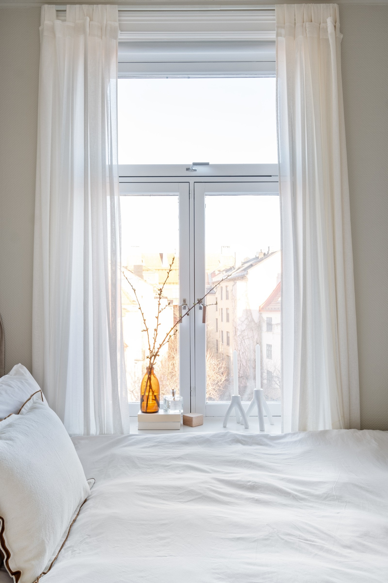 Det er en herlig og avslappet atmosfære i soverommet. Galleribilde