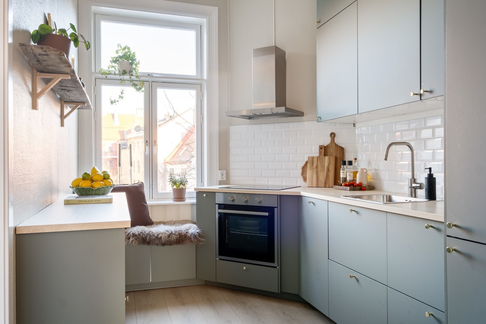 Kjøkkenet har god arbeidsplass og rikelig med skapplass. Galleribilde