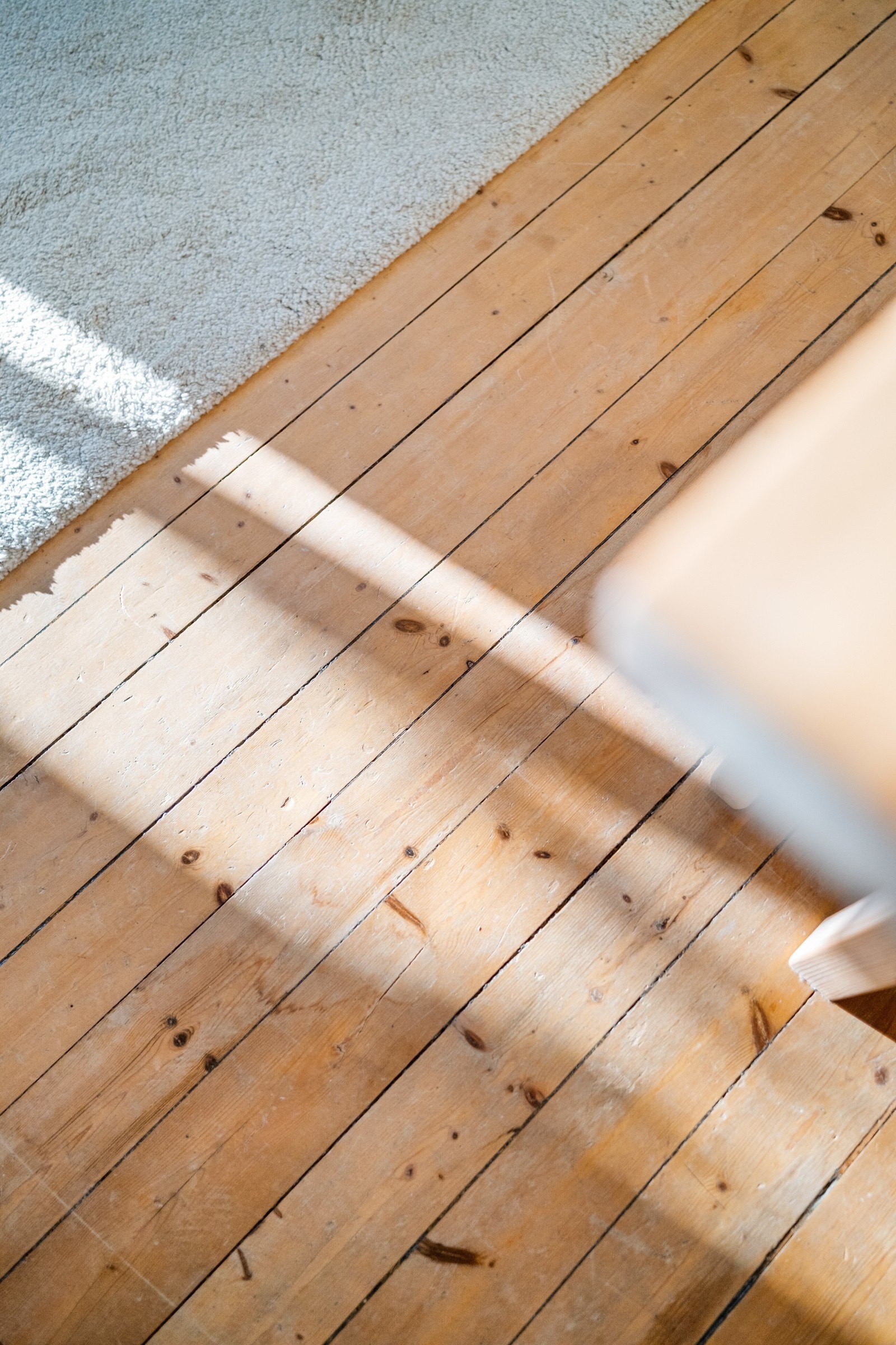 Stuen har lune tregulv. Galleribilde