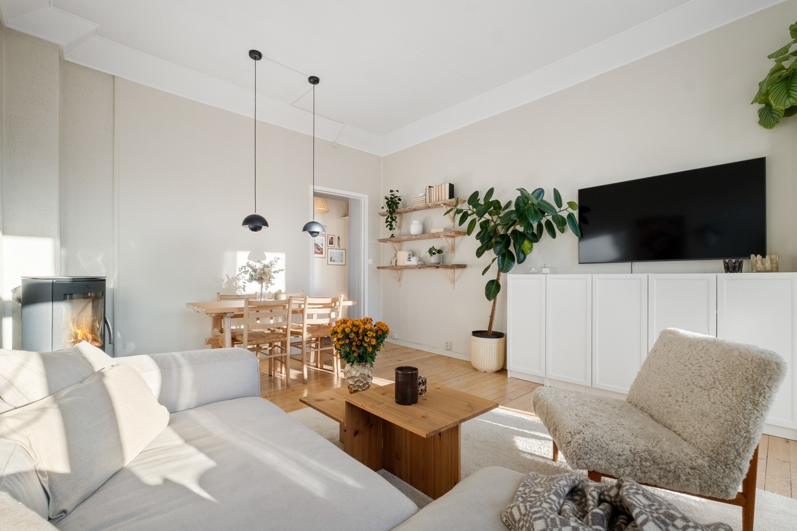 Lyse farger og en generøs takhøyde skaper en god romfølelse. Galleribilde