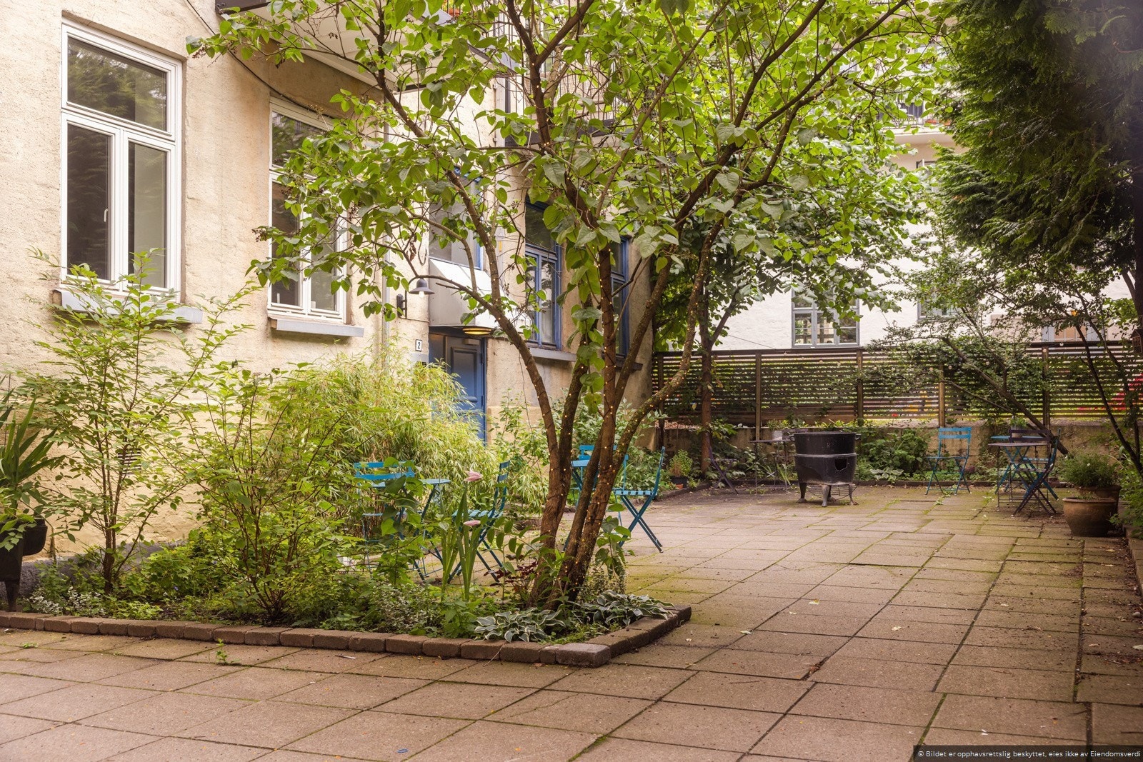 Gårdsrommet er stille og rolig, og er pent opparbeidet. Galleribilde