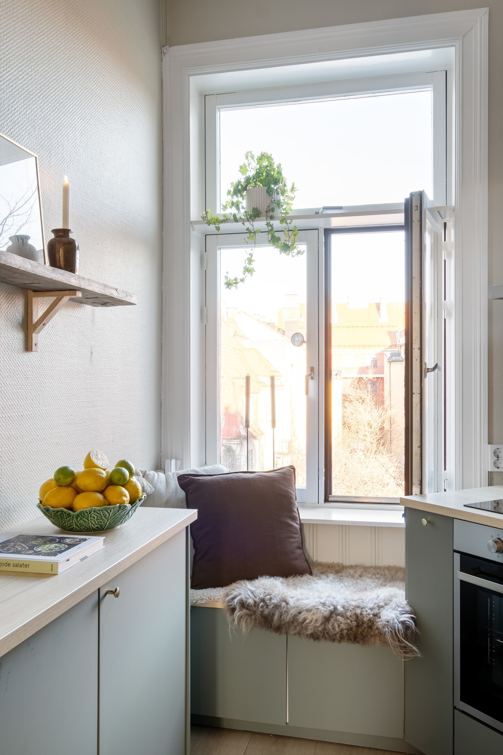 Fra kjøkkenet er det fint utsyn mot det rolige gårdsrommet. Galleribilde