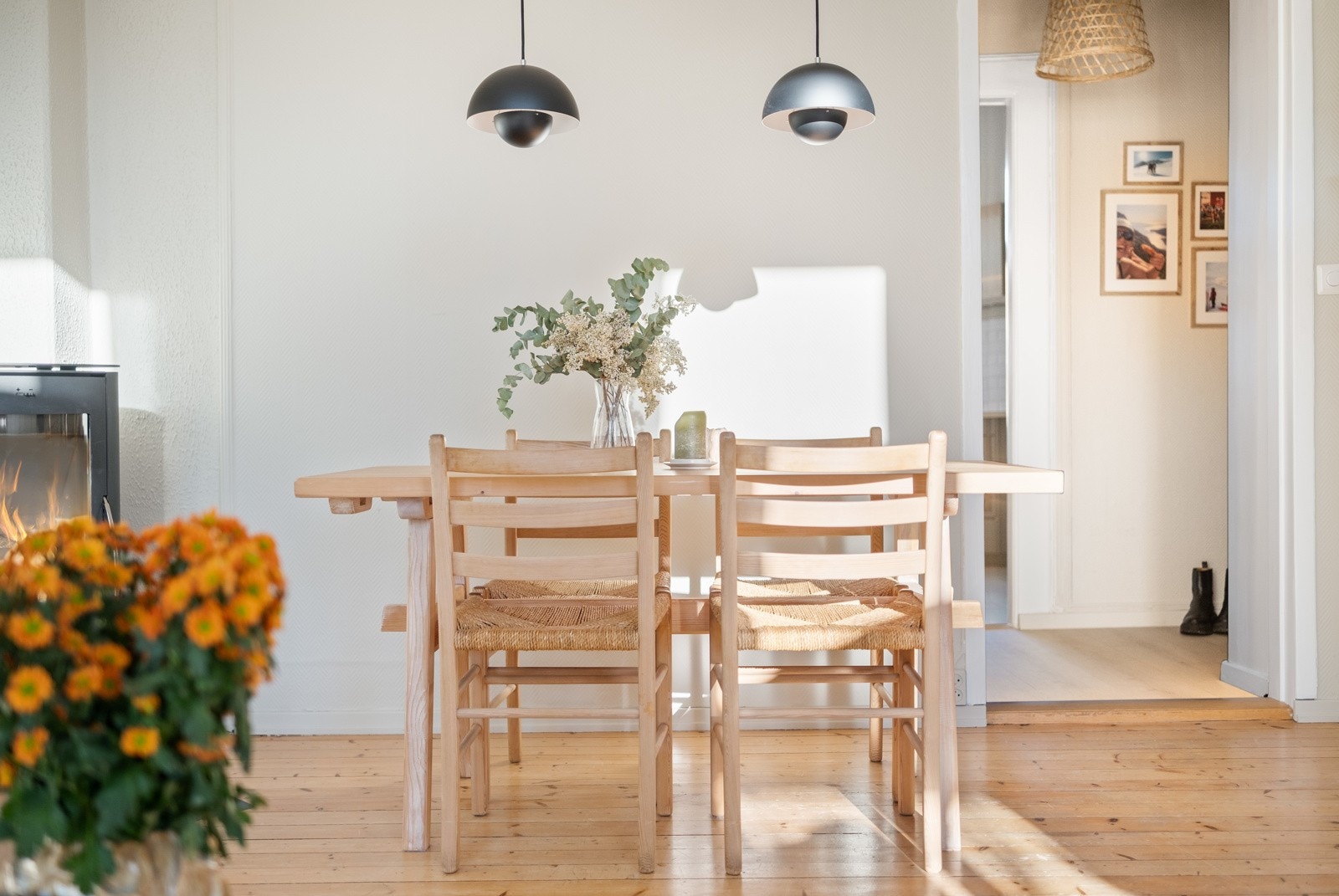 Det er plass til et eget spisebord i stuen. Galleribilde