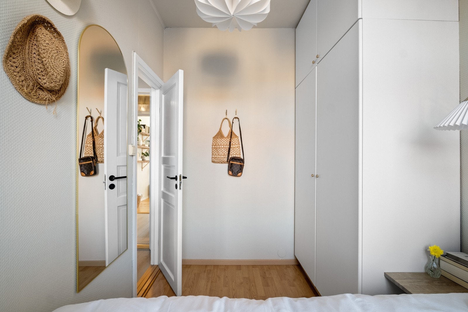 Det romslige garderobeskapet på soverommet følger boligen. Galleribilde