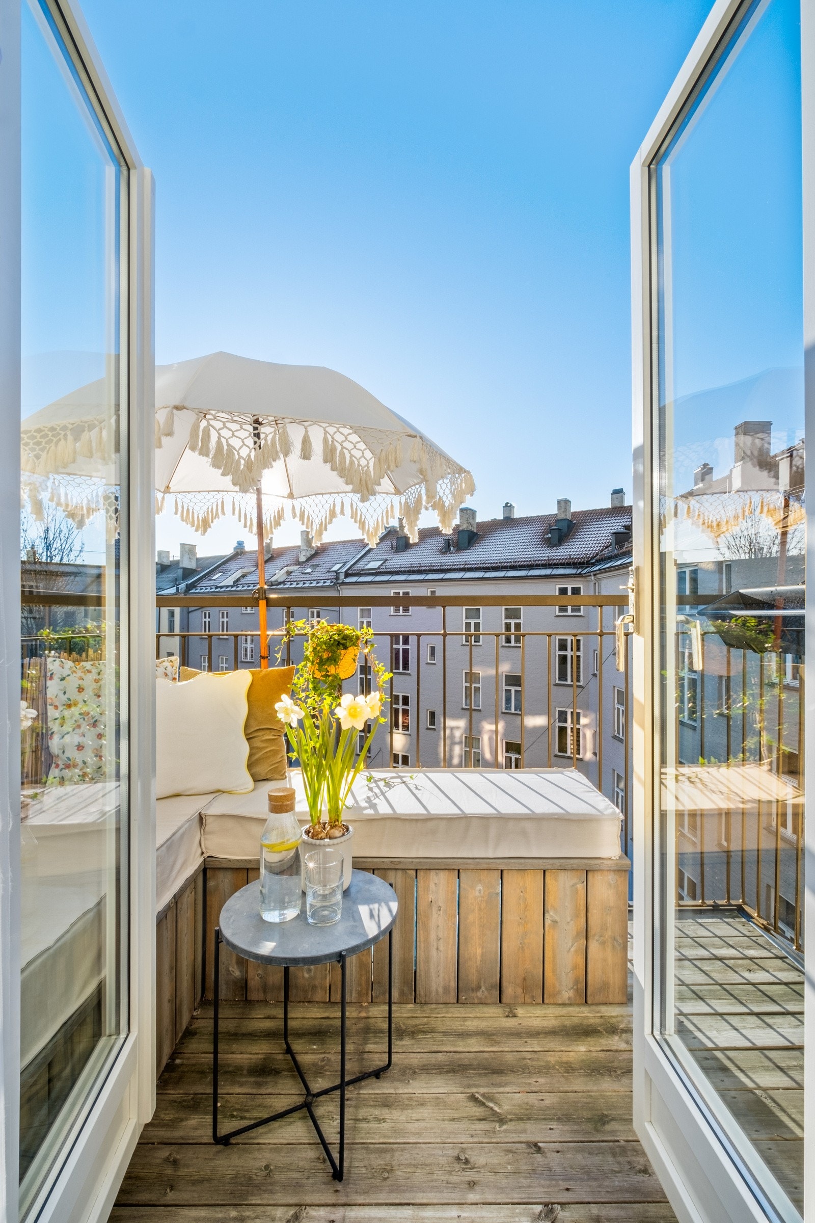 Fra stuen er det utgang til balkong. Den tofløyede balkongdøren har store glassflater. Galleribilde