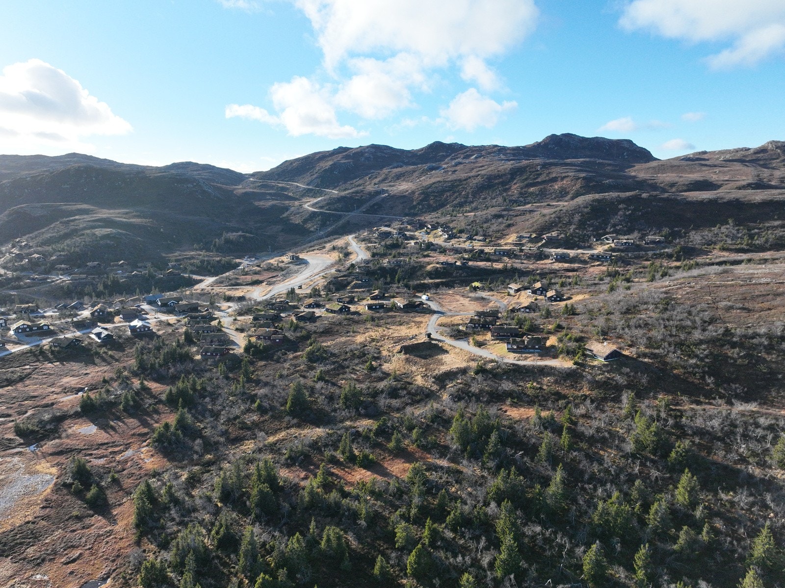 Vegglifjell, ofte kjent som porten til naturperlen Hardangervidda, er et høyfjellsområde som tilbyr fantastiske friluftsopplevelser året rundt, og ligger kun to timer fra Oslo. Galleribilde